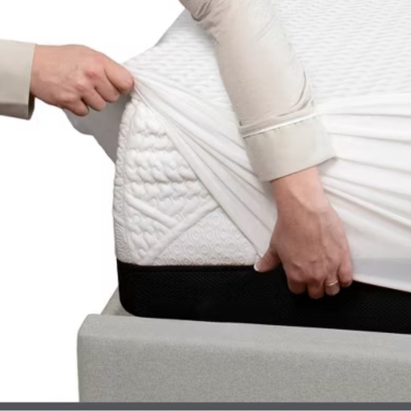 Quilted Luxury Fitted Mattress waterproof Protector - white size queen - Picture 4 of 6